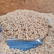 Load image into Gallery viewer, Platinum Plus Clumping Cat Litter 60L Bag Softwood for Cat, Kitten &amp; Small Pets
