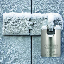 Load image into Gallery viewer, 90RK/50 TITALIUM Padlock Closed Shackle Carded