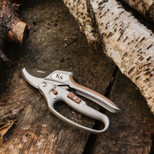 Load image into Gallery viewer, Kent &amp; Stowe Surecut Hardwood Lite Anvil Secateur with Carbon Steel Blades