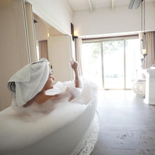Load image into Gallery viewer, Radox 100% Nature Inspired Fragrances Bath Soak, Feel Relaxed, 500ml