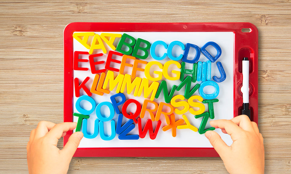 Asst Col Deluxe 2in1 Magnetic/ Wipe-Off Playboard W/48 Letter